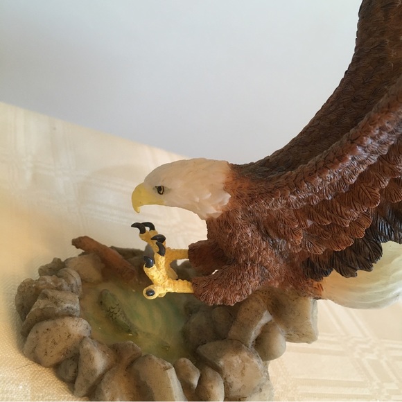 Bald eagle figurine 7 inches tall. Detailed resin eagle diving for Fish - Picture 2 of 6